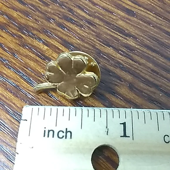 tiny gold 4-leafed clover pinch pin - Picture 3 of 3